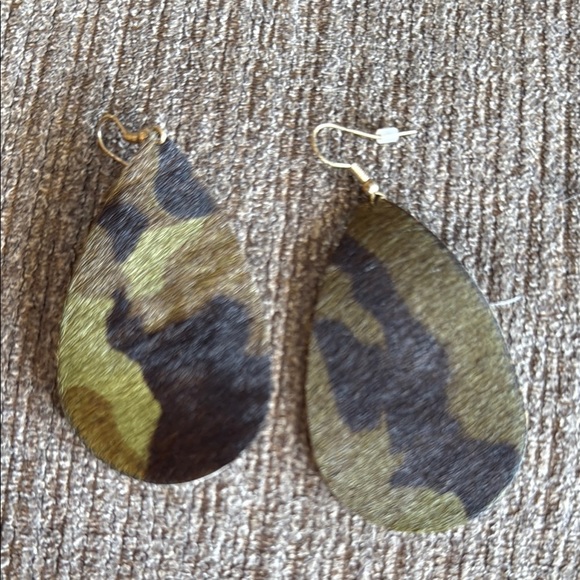 Camouflage Teardrop Earrings, NWOT, 3”dangle, slick fur-like leather - Picture 6 of 7